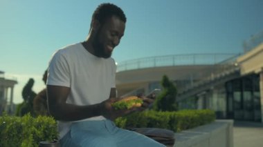 bir burger manifatura süre tutan adam