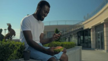 akşam yemeği yerken telefonu kullanan adam