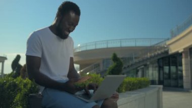 hem çalışan hem de açık havada yemek adam