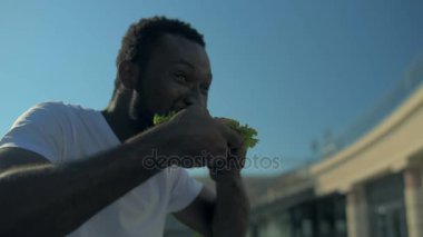 Afrika kökenli Amerikalı adam lezzetli yemek keyfini