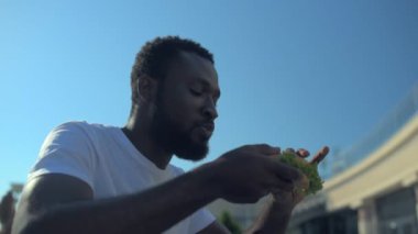 Bin yıllık adam akşam yemeği seçimini onaylama 