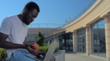 adam yukarı atma apple dizüstü bilgisayar ile