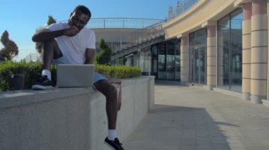 Lunching ve açık havada çalışan bin yıllık Afrika kökenli Amerikalı adam