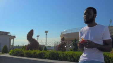 Onun aperatif keyfini rahat kıyafetleri ciddi adam