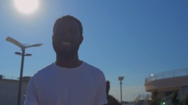 Işınlama Afrikalı-Amerikalı adam kamera doğru hareket