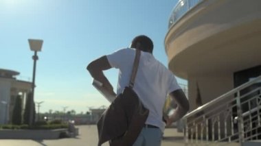 Bin yıllık Afrika kökenli Amerikalı adam geç