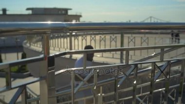 Zamanlamanın gerisinde koşan olumlu bin yıllık adam