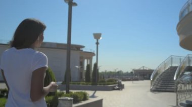 Şehir içinde rahat alarak soliter yürüyüş genç kız