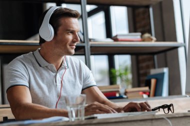 Yaratıcı motive adam onun işyerinde müzik dinlemek
