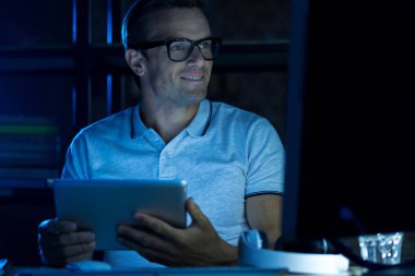 Anlayışlı düşünceli adam birçok araçları kullanma