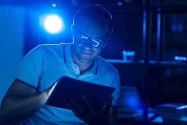 Çalışma gece karizmatik motive adam