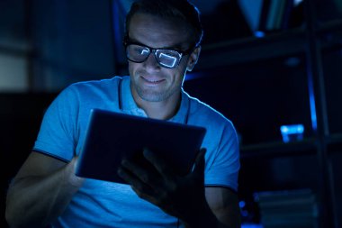 Geceleri onun aygıtı kullanan yaratıcı yakışıklı adam