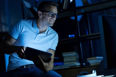 Girişimci ilerici adam online veri toplama