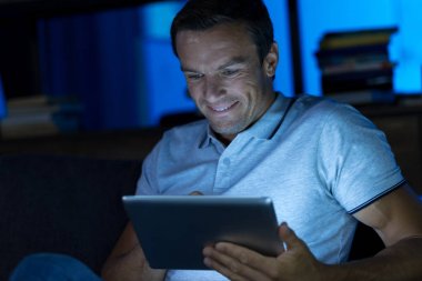 Bir şey online okuma hevesli tutkulu adam