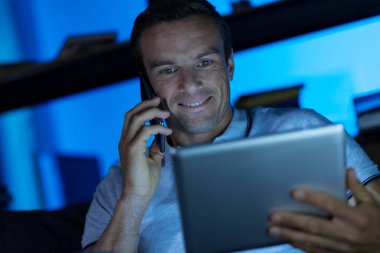 Heyecanlı adam bilgi arkadaşıyla tartışıyor