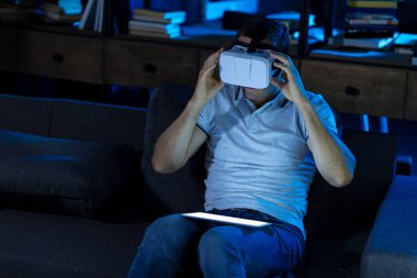 VR kulaklık giyen sıradışı ilerici adam