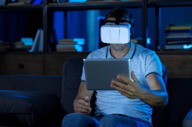 Oyunlar için aygıtları kullanan enerjik ilham adam