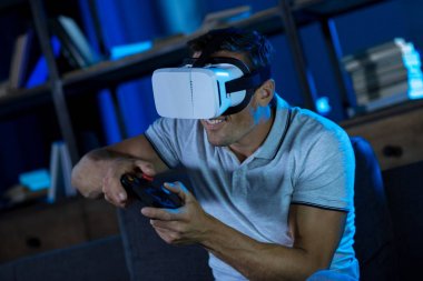 Yeni teknolojiler hakkında heyecanlı hissediyorum canlı dinamik adam