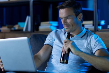 Çekici parlak adam sakin akşam harcama