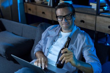 Biraz bira sahip eğlenceli genç adam