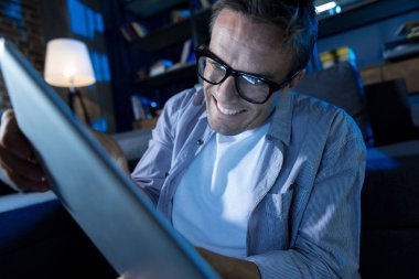 Aşırı duygusal adam oyun bir düzey geçen tespit