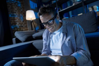 Hakiki adam onun tablet üzerinde oynarken taahhüt