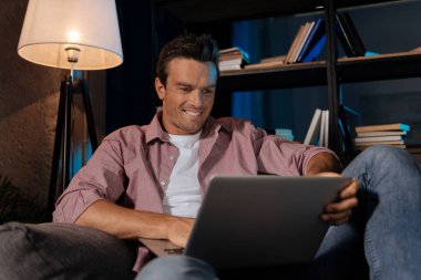 Web'de arama parlak adam nişanlı