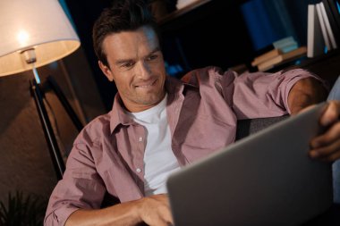 Bazı fotoğraflar üzerinden seyir kaygısız yakışıklı adam