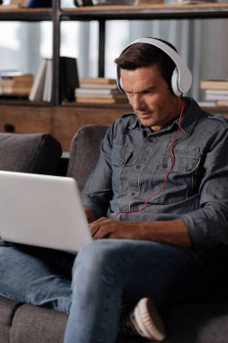 Bir video izlerken keyifli düşünceli adam