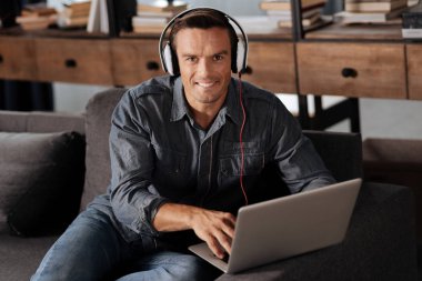 Onun çalışma deneyimi zevk olumlu yakışıklı adam