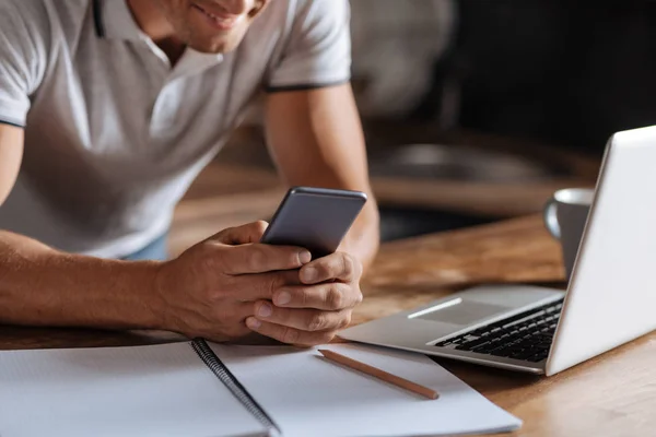 Occupato uomo sicuro di sé che tiene il telefono — Foto Stock