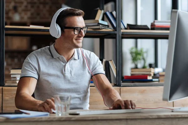 Verimli bir gün ofiste olan kendine güvenen yaratıcı adam