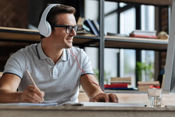 Sevimli yetenekli adam veri çözümlemesi gerçekleştirme