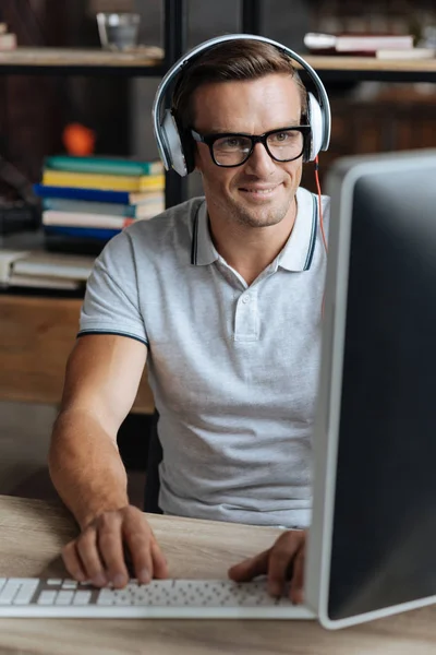 Hartnäckiger fröhlicher Kerl, der seine Arbeit beendet — Stockfoto