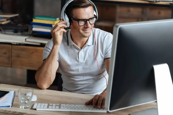 Homem diligente brilhante ouvindo algo com cuidado — Fotografia de Stock