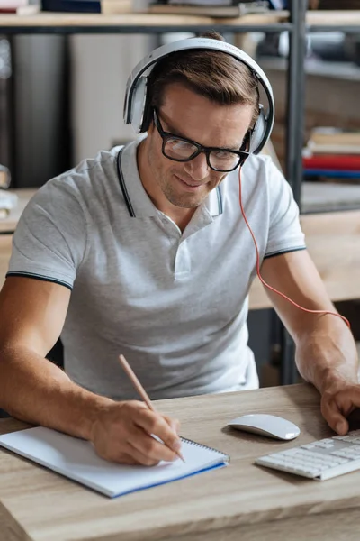 Aufmerksamer fokussierter Mann bei der Arbeit an seinem Auftrag — Stockfoto