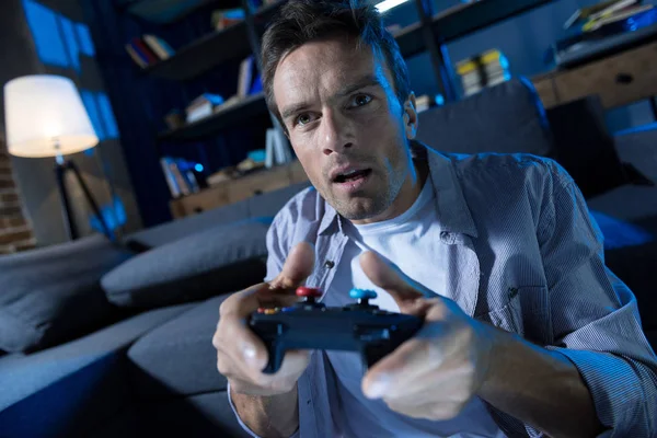 Hombre carismático enfocado obsesionado con los videojuegos — Foto de Stock