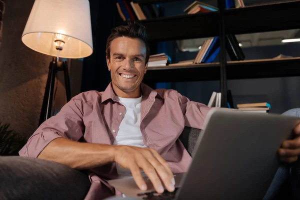 Fröhlicher netter Kerl mit ruhigem Abend zu Hause — Stockfoto