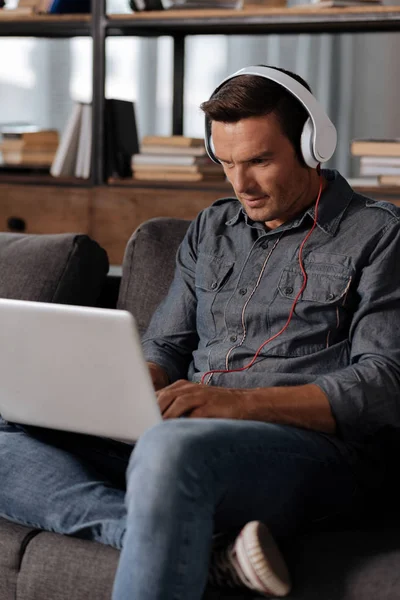 Bir video izlerken keyifli düşünceli adam