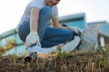 Neşeli çocuk parkında çalışkan