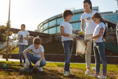 Genç gönüllüler amaç için çalışma