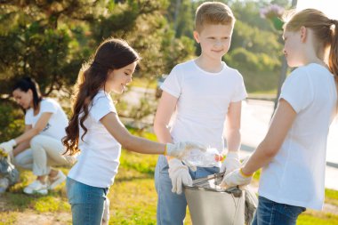 Sevimli kız bir paket holding