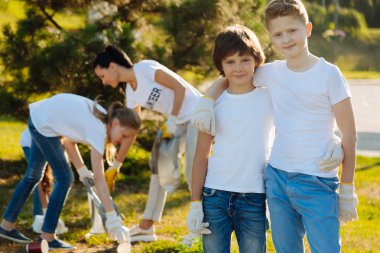 İki küçük çocuklar birbirlerine sarılma