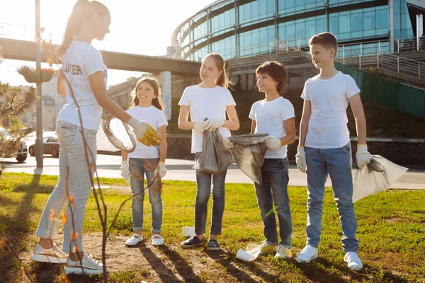 Maestra comunicándose con sus hijos —  Fotos de Stock