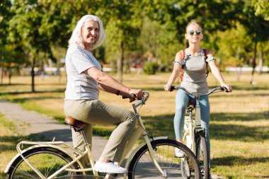 kadın torunu ile bir bisiklet sürme