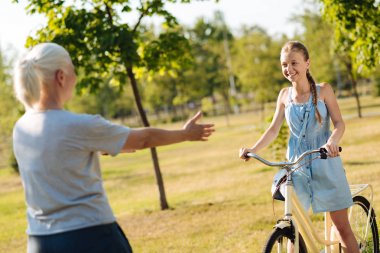 büyükannesi bisikletle yaklaşan kız