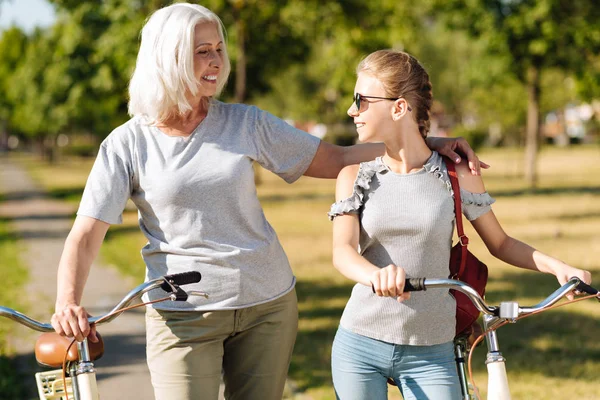 Chica montando bicicletas con su abuela — Foto de Stock