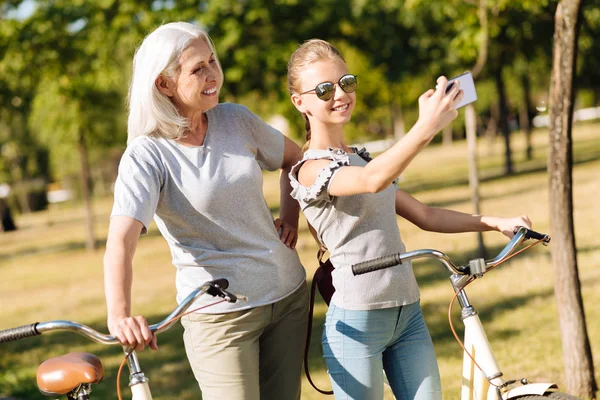 kız fotoğrafları onun büyükannesi ile yapma