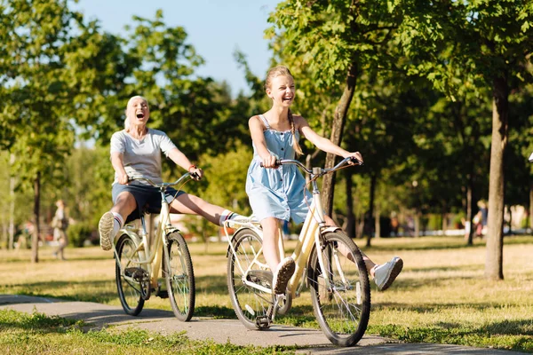 Chica y su nieta montar en bicicleta — Foto de Stock