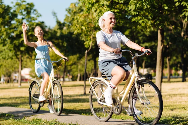 Женщина на велосипеде со своей внучкой — стоковое фото